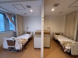 明るいベッドの居室