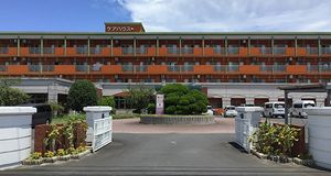オレンジ色の外壁の建物