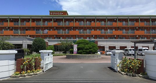 オレンジ色の外壁の建物