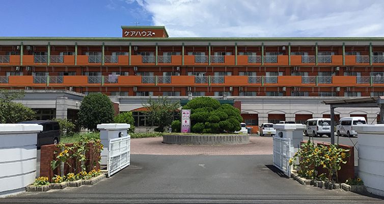 オレンジ色の外壁の建物