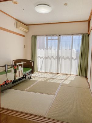 和室のベッドと窓