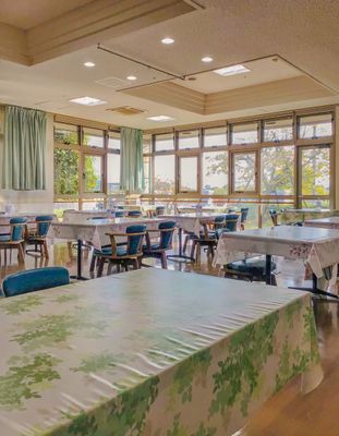 窓辺照明の明るいダイニング