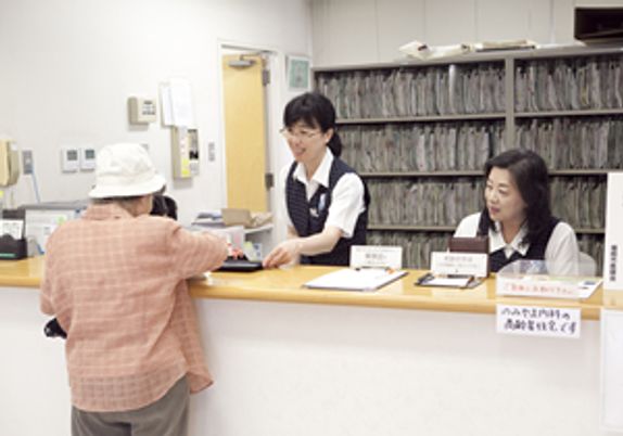 受付での対応中