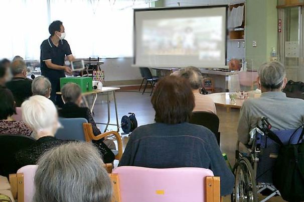 講義を受ける人々の部屋