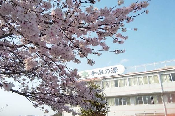 桜の花が見える外観