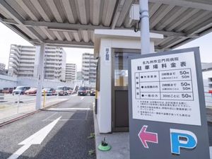 病院駐車場出入口  
