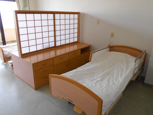 居室のベッドと収納家具  