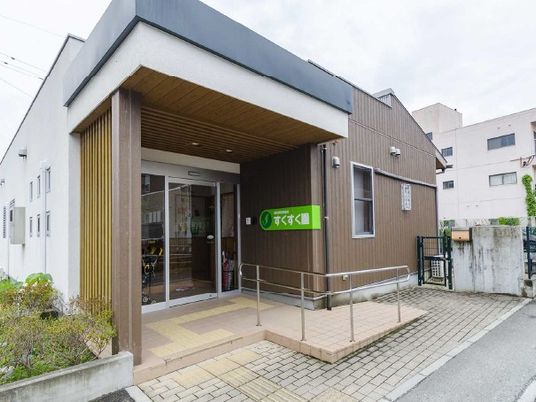 建物正面の入口外観  