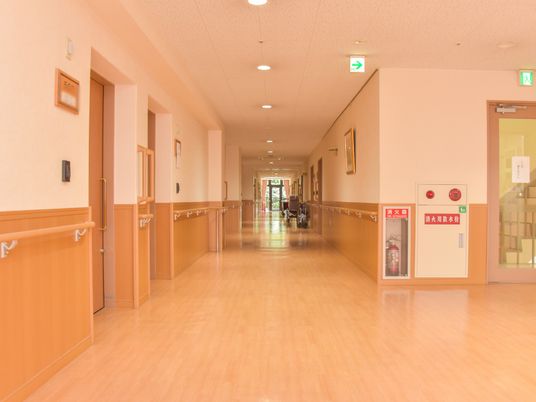 廊下の明るい風景