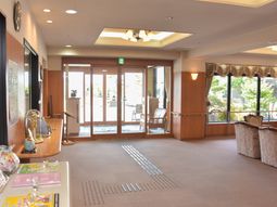 明るい待機スペースの様子