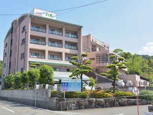 緑に囲まれた施設外観