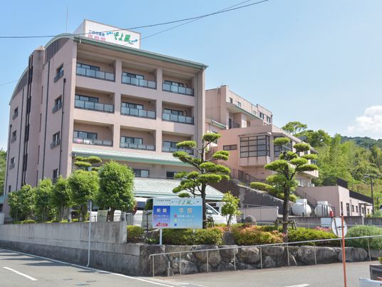 緑に囲まれた施設外観