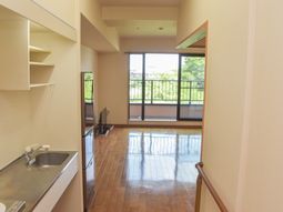 明るい室内とバルコニー