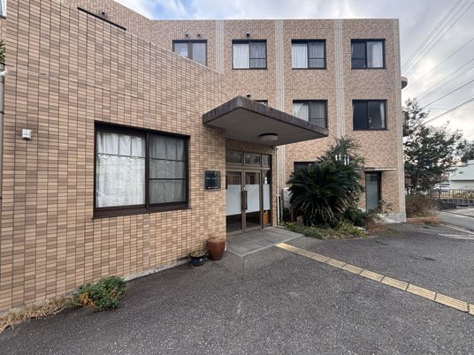 落ち着いた外観の建物