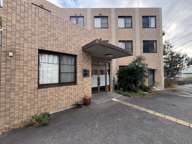 落ち着いた外観の建物 外観 落ち着いたトーンの外装と手入れの行き届いた植栽が印象的な施設です。