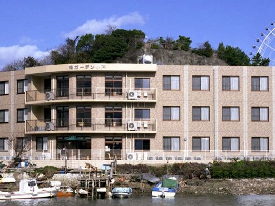 海沿いの建物外観  
