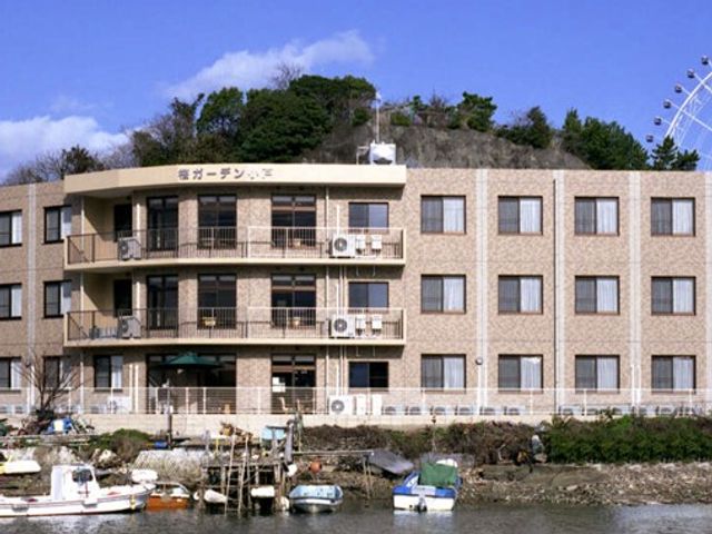 海沿いの建物外観 外観   海のそばに建つ落ち着いた外観です。バルコニーがあり、窓も多く見えます。