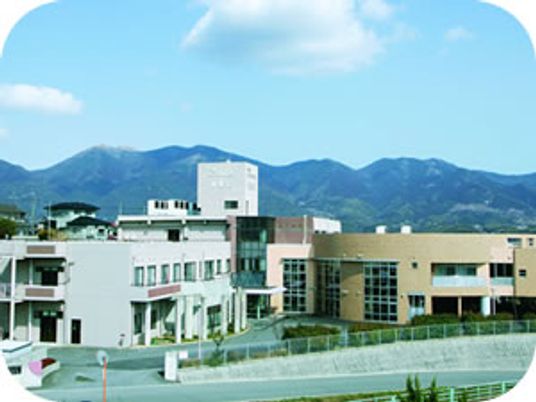 山を背景にした外観