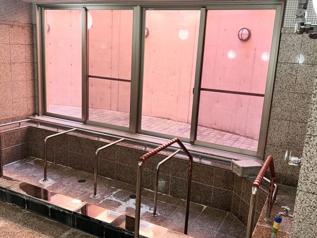 手すり付き浴室 浴室   窓から光が入り、明るさを感じる浴室です。手すりが複数あり、入浴時の移動を支えやすい環境です。