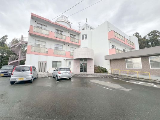 明るい外観の建物