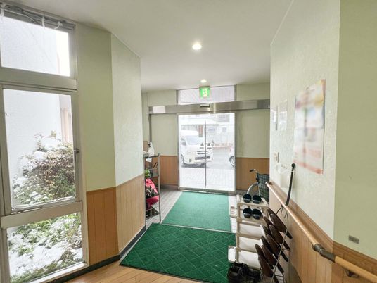 明るく清潔なエントランス