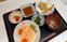 彩り豊かな食事の様子