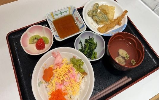 彩り豊かな食事の様子