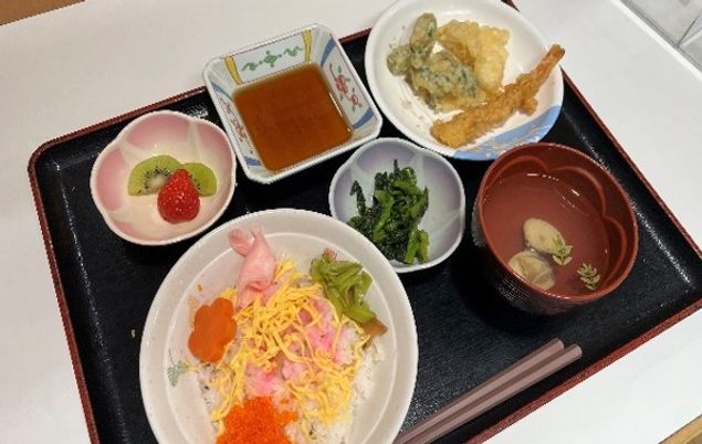彩り豊かな食事の様子