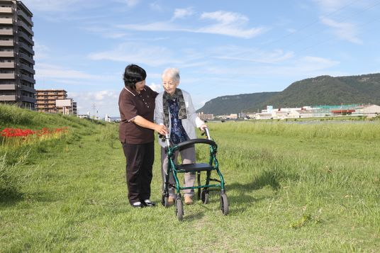 歩行のお手伝いスタッフと利用者