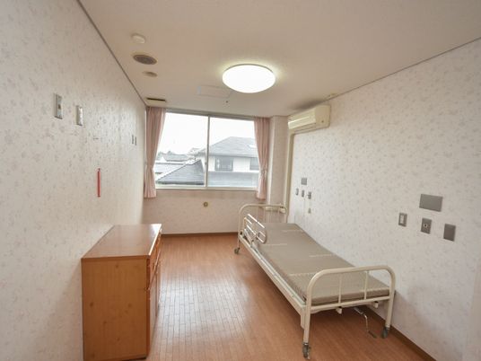 明るい個室の居室