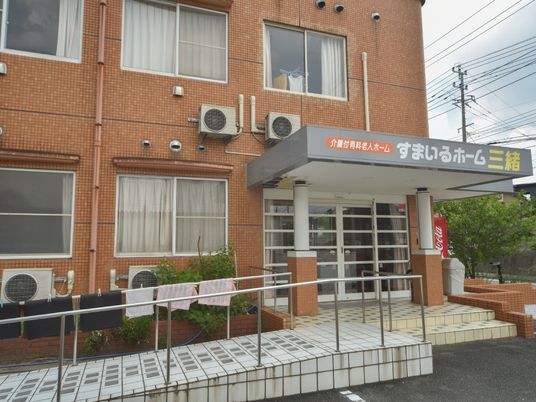 エントランス前の建物外観