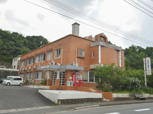 橙色外壁の建物外観