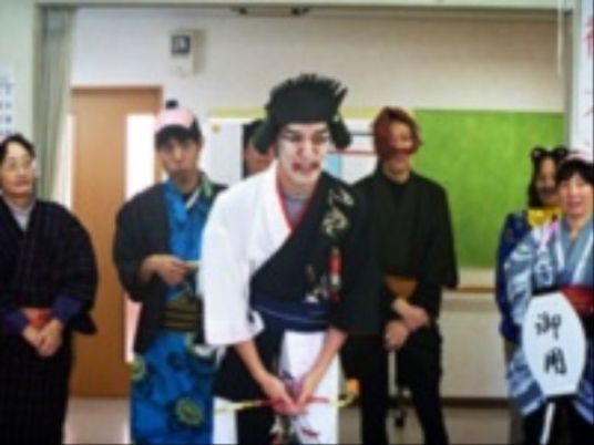 和装をした人々