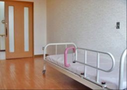 明るい居室のベッド