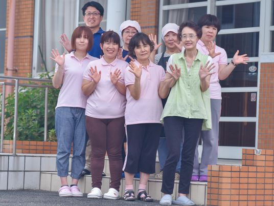 笑顔のスタッフと入居者