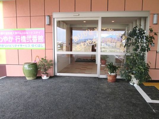 ガラス扉のエントランス
