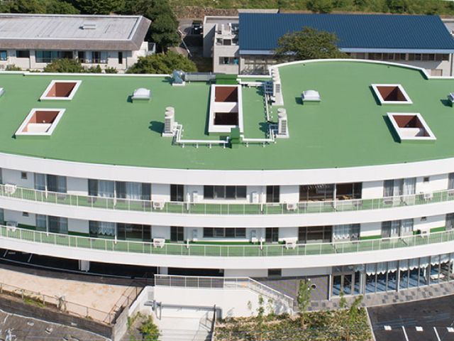 広々とした建物の外観 外観 広々とした建物は、自然に囲まれた快適な環境を提供しています。太陽光をたっぷり浴びられます。