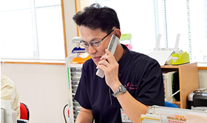 電話対応をするスタッフ