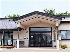 明るいエントランスの外観