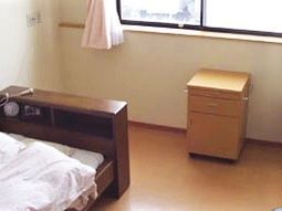 明るい居室の一角