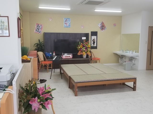 座敷と洗面台のある和室 和室 和モダンな座敷では、和やかな交流やリラックスができます。隣には便利な洗面台も備えています。