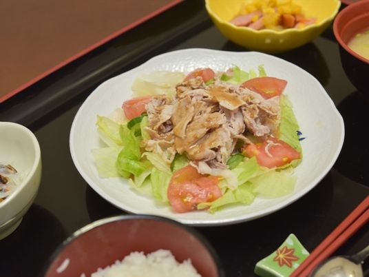 彩り豊かな食事盛り付け