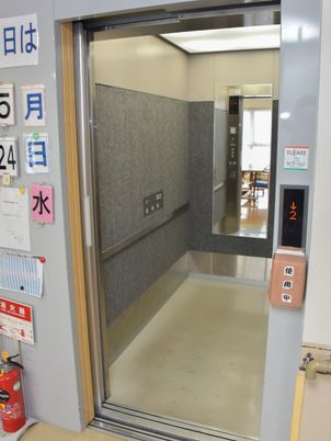 広々としたエレベーター