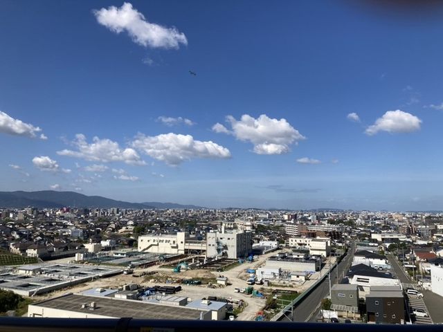 都市のパノラマビュー 外観 広がる街並みと青空が望める素晴らしい景色です。穏やかな環境で心が和みます。
