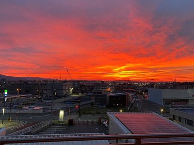 美しい夕焼けの庭