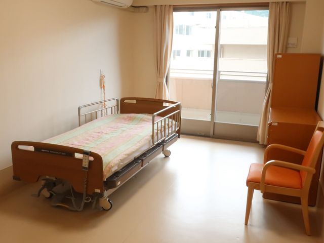 明るい部屋とベッド 居室 自然光が差し込む明るい居室です。シンプルで落ち着いた空間で、心地良い時間を過ごせます。