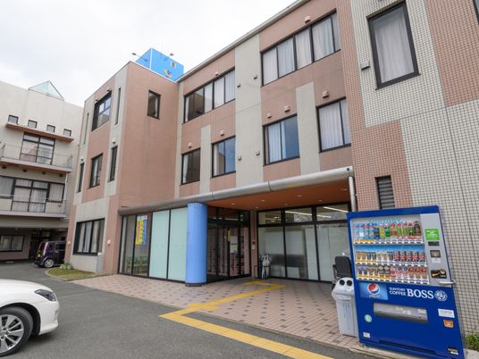広々とした施設のエントランス