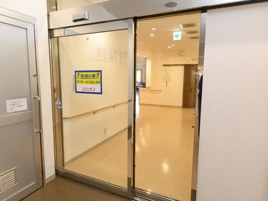 廊下の明るい自動ドア