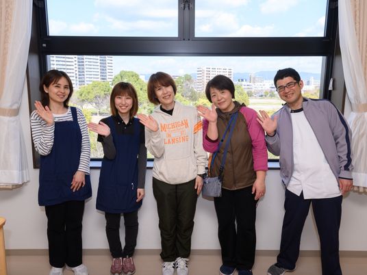 笑顔のスタッフと窓辺