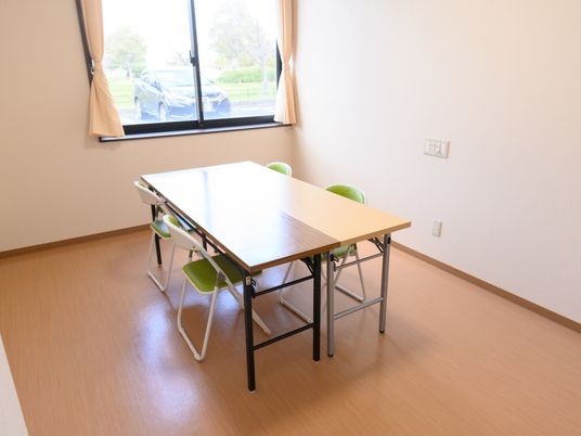 シンプルな居室のテーブル